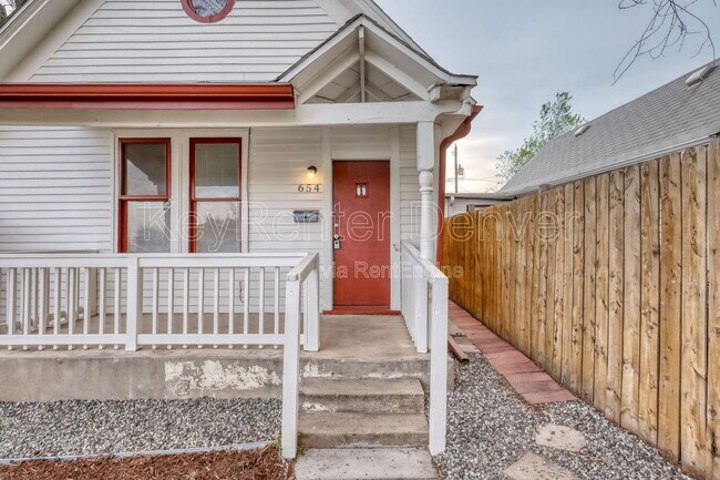 Building Photo - 654 Meade St