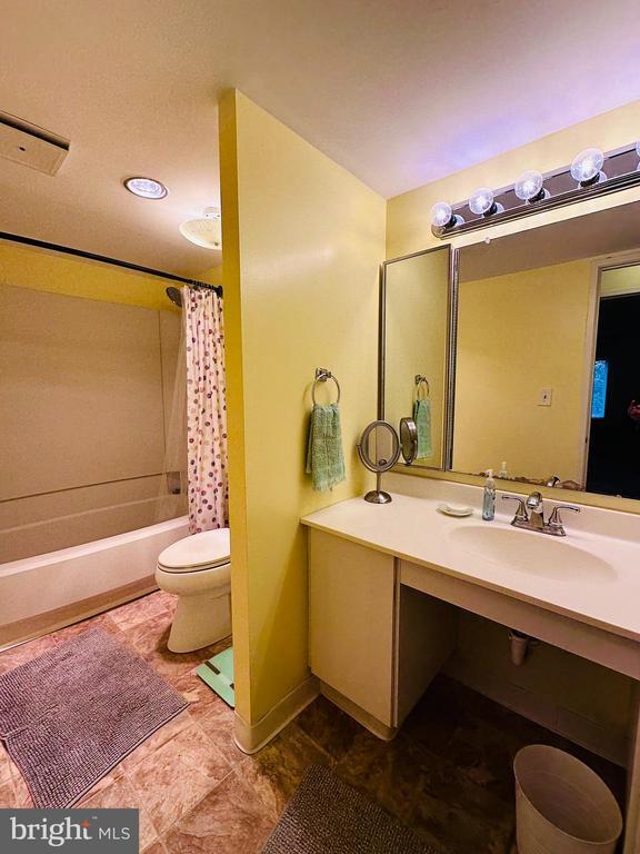 Building Photo - 8370 Greensboro Dr