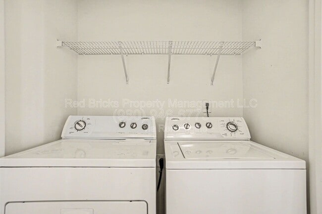 Building Photo - 15658 King Louis Ct