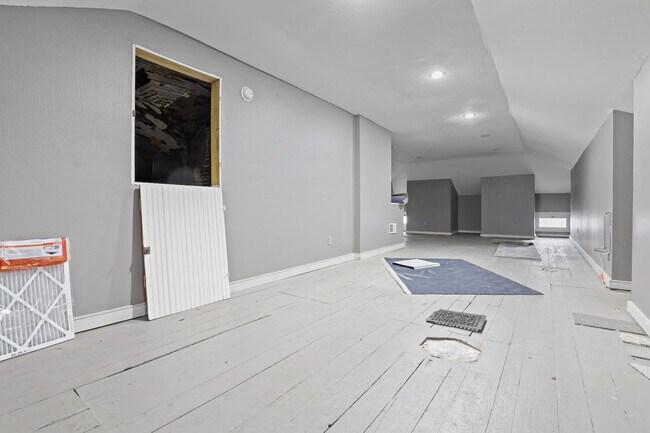 Building Photo - 550 E Town St