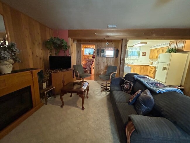 Building Photo - Beautiful Furnished 2 Bedroom Basement Apa...