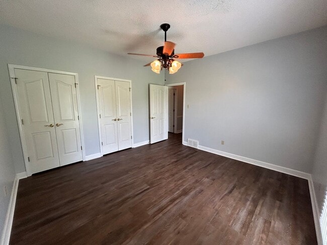 Building Photo - Desirable Oakland Home on Acreage. Owner W...
