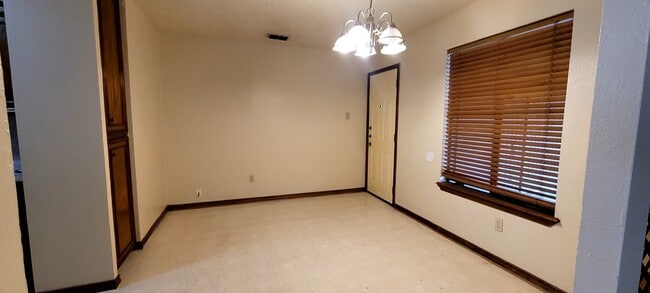 Building Photo - 3006 Hilldale Dr