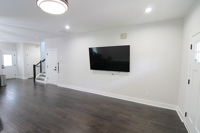 Building Photo - Modern 3-Bedroom Home with Fenced Yard & U...