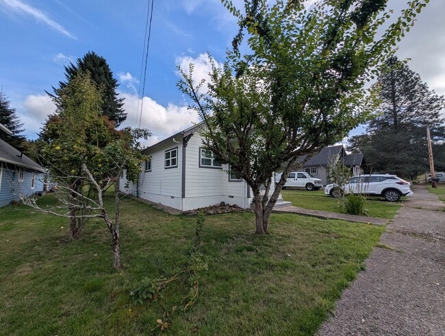 Building Photo - Adorable Four Bedroom w/ Fenced Yard Avail...