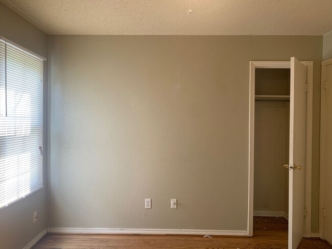 Building Photo - Cozy Cottage