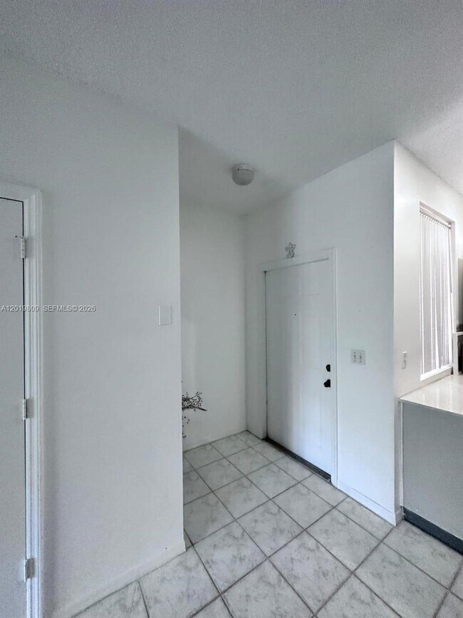 Building Photo - 2078 Madeira Dr