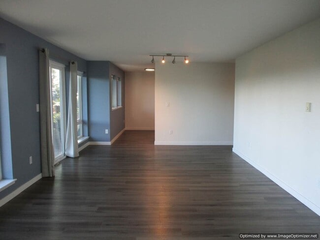 Building Photo - 2 Bedroom, 2 bathroom Northview Terrace Co...