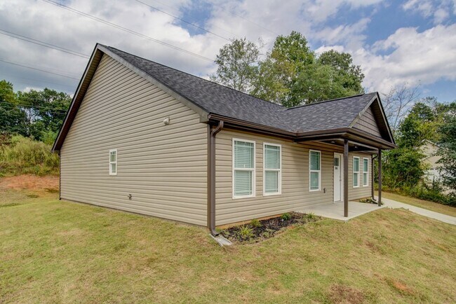 Building Photo - Lovely 3 BR, 2 BA Home. Conveniently Located  Between Spartanburg & Greenville, Near The Inland Port