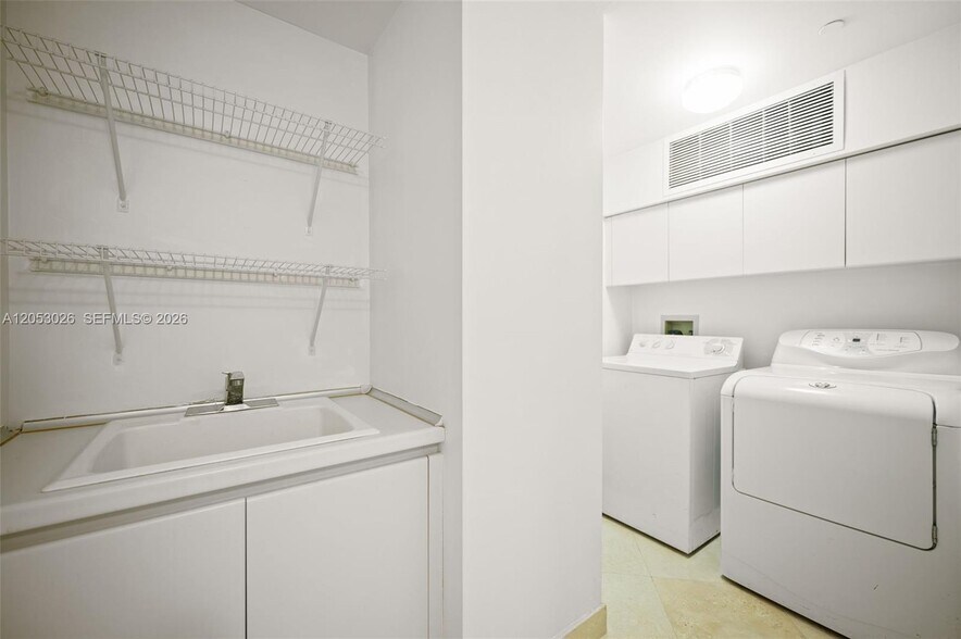 Building Photo - 1643 Brickell Ave