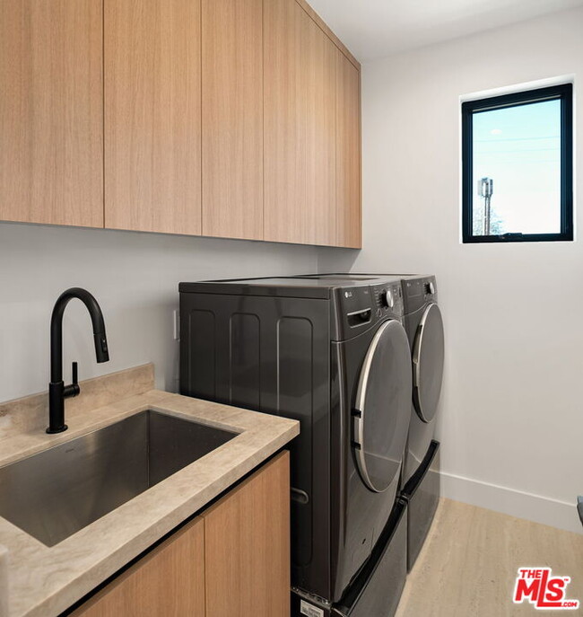 Building Photo - 3517 Redwood Ave