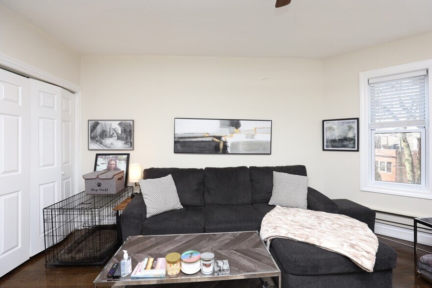 Building Photo - 3823 N Greenview Ave