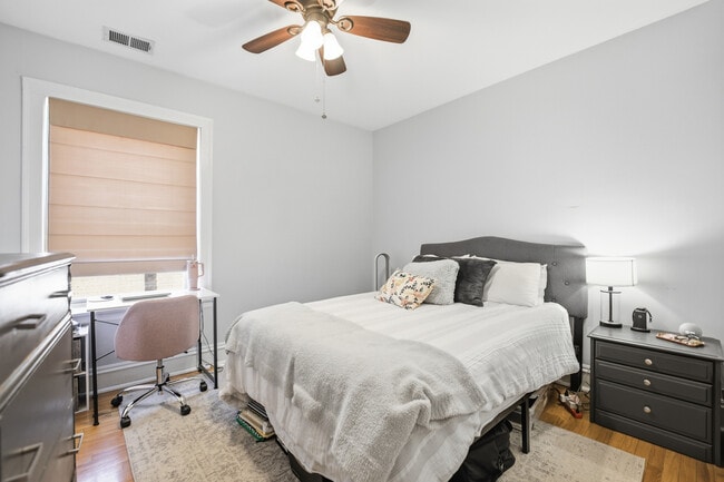 Building Photo - 1928 W Addison St