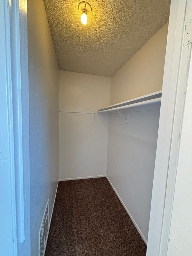 Building Photo - East Palmdale Townhouse