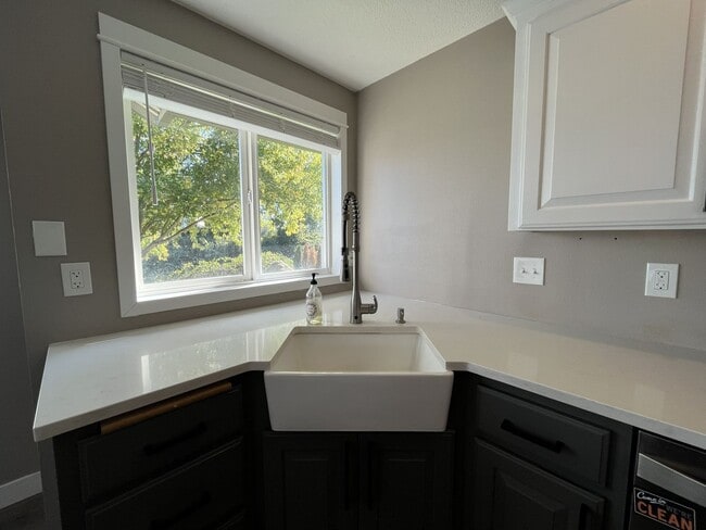 Building Photo - Beautiful Single-Level 3 Bedroom Home with Modern Kitchen and Open Floor Plan