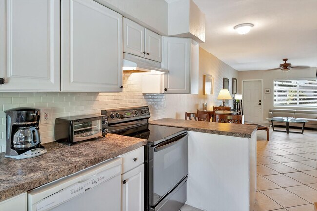 Building Photo - 2109 NE 26th St