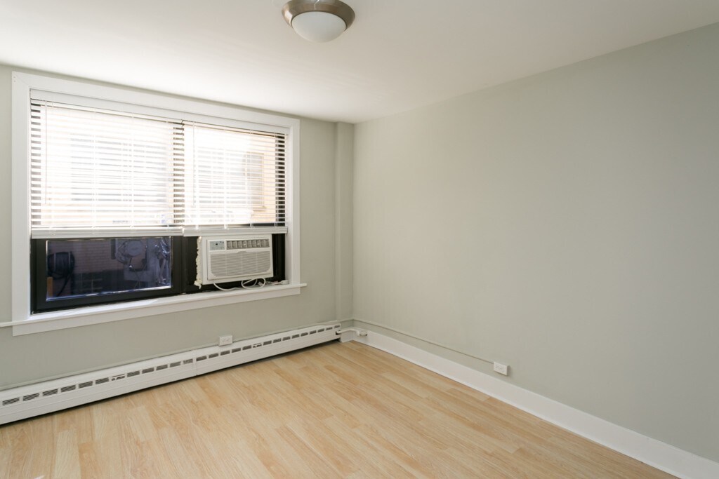 Building Photo - 429 W Wellington Ave