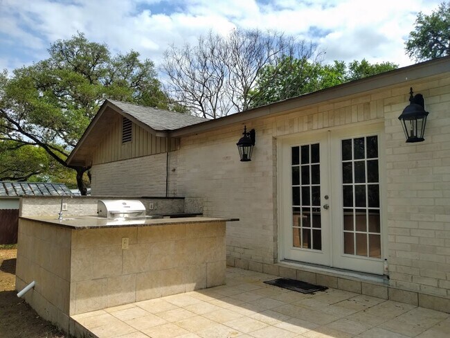 Building Photo - *COMING SOON* Exquisite Estate Living in Prestigious Hollywood Park With Outdoor Kitchen!