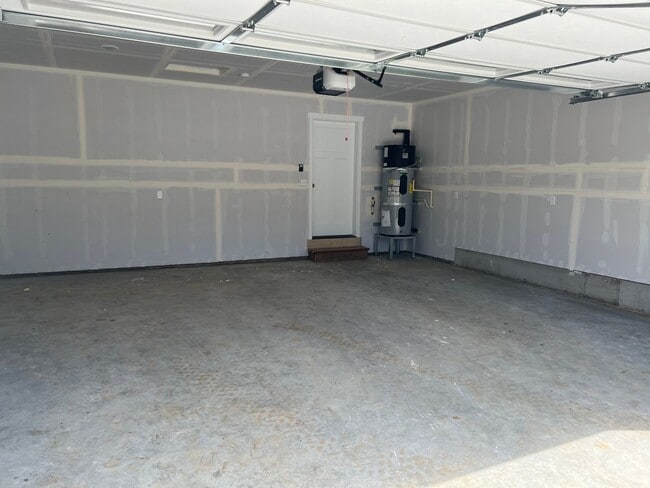 Building Photo - Country quiet, brand new house