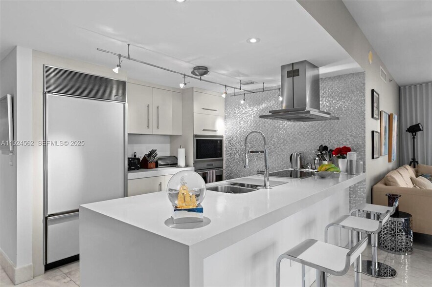 Building Photo - 495 Brickell