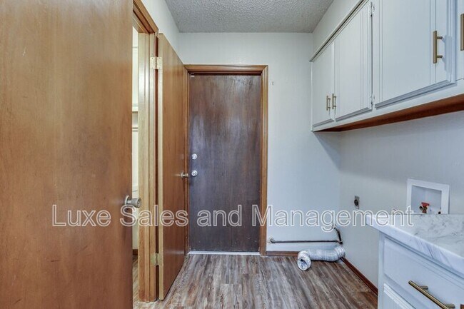 Building Photo - 1705 N Gleason Ave