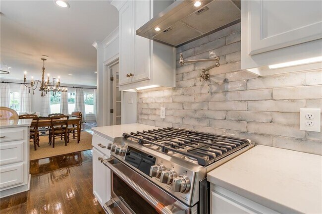 Building Photo - 2406 Glenwood Dr NE