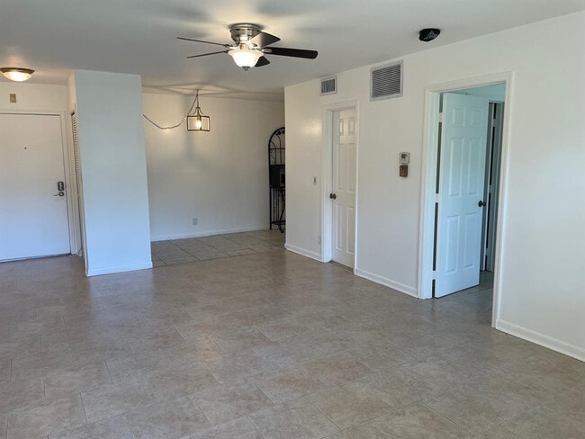 Building Photo - 140 NE 19th Ct