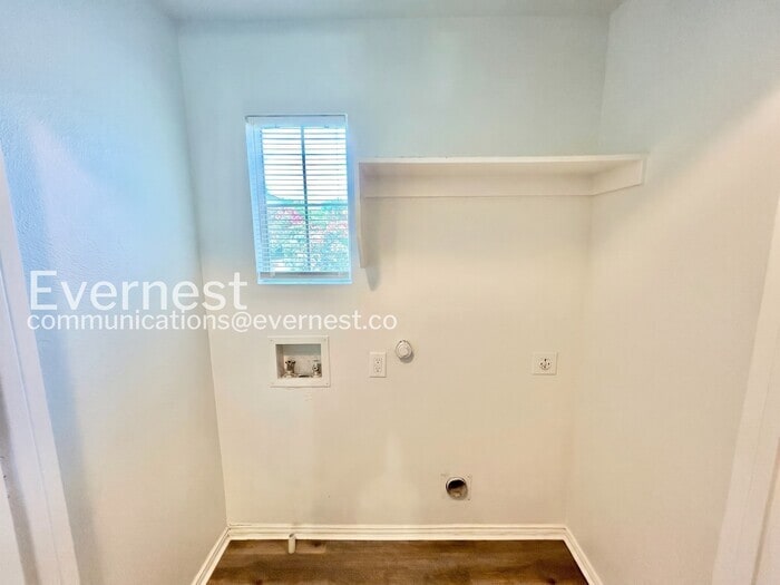 Building Photo - 230 Creek Cove Dr