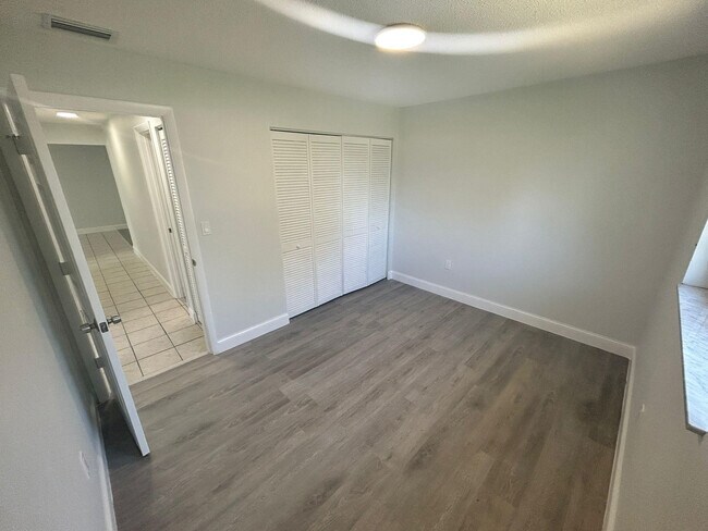 Building Photo - 6601 SW 46th St