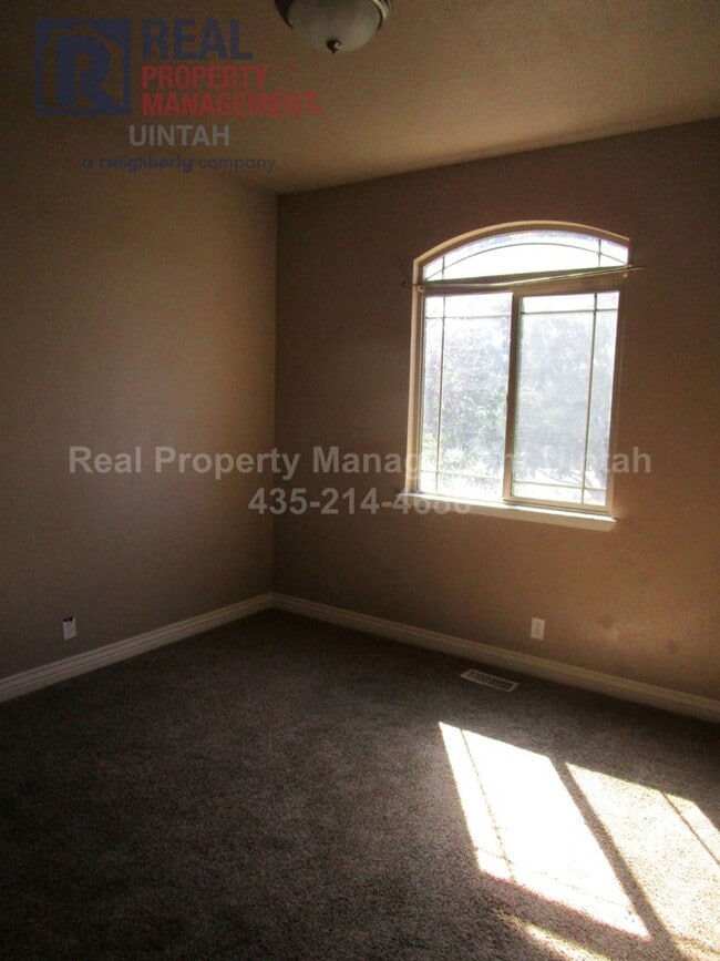 Building Photo - Beautiful 6 bedroom, 3 Bath, 3 Car Garage ...