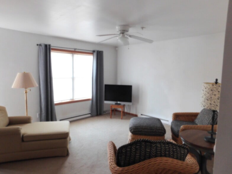 LIVINGROOM OPEN CONCEPT - 400 Beaver St