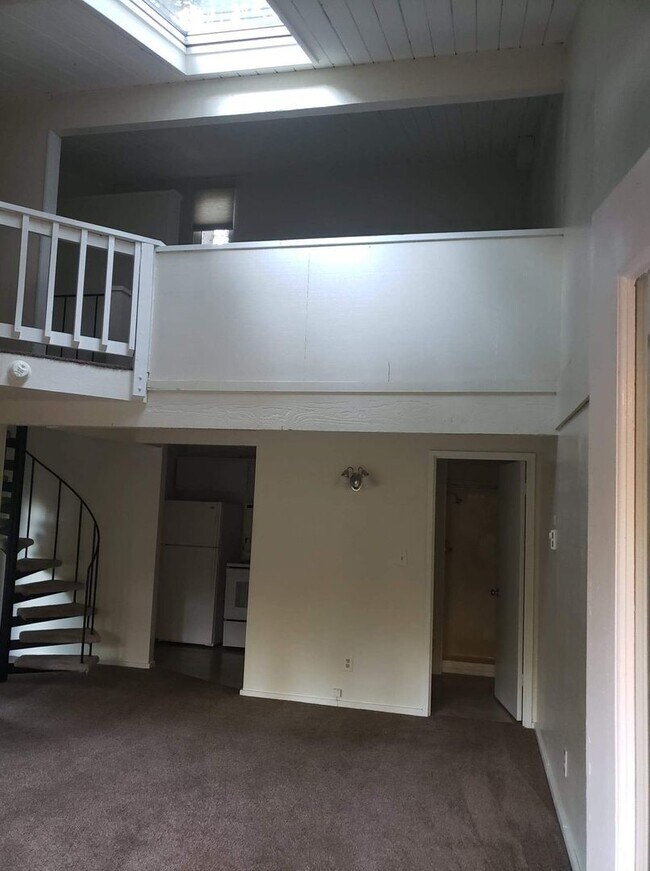 Building Photo - Move in Ready 1 Bed/1Bath in Clearwood with detached 2 car garage!