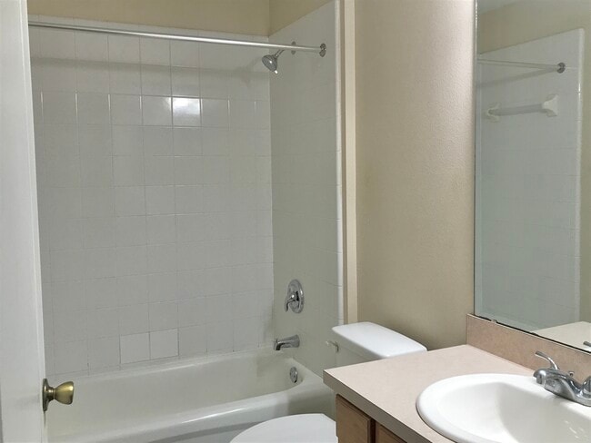 Building Photo - 989 Scenic View Cir