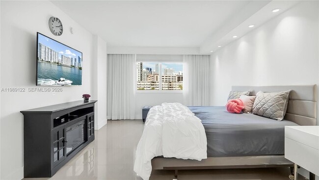 Building Photo - 300 Bayview Dr