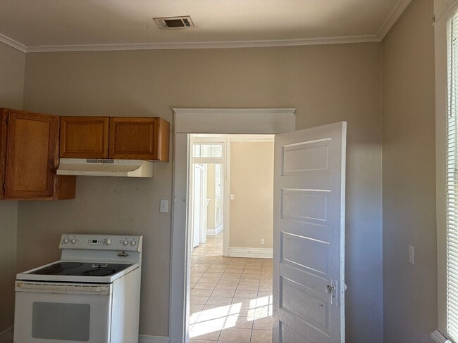 Building Photo - 3012 Delachaise St