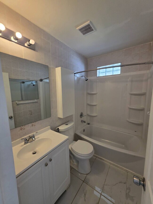 Building Photo - 1475 W 31st St