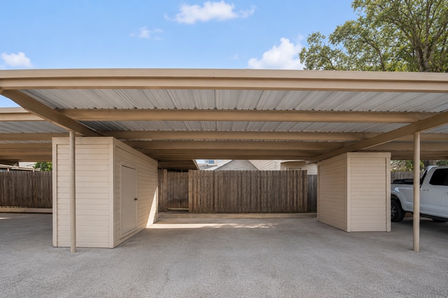 Building Photo - Updated 3-Bedroom Townhome with First-Floor Primary Suite