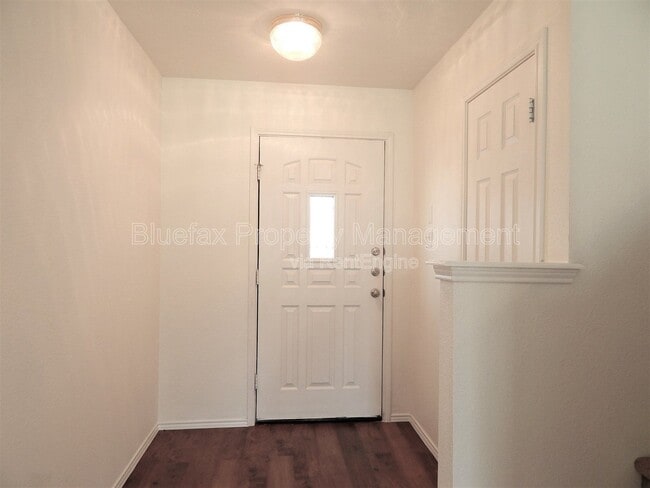 Building Photo - 211 Quince Flower