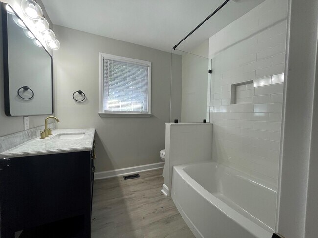 Building Photo - 5656 Racin Dr