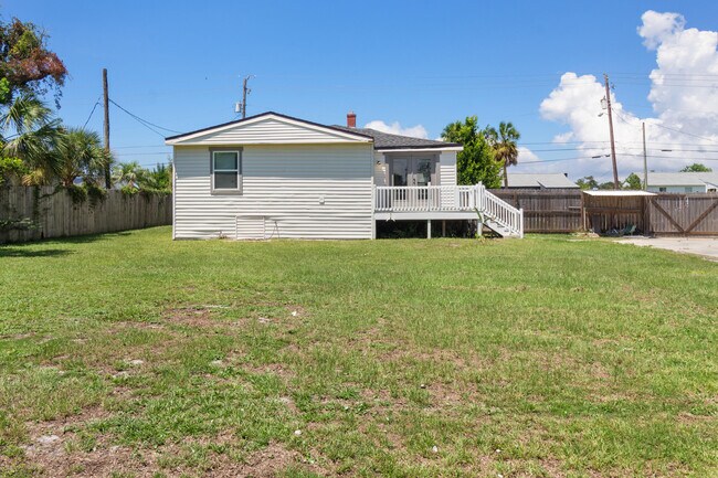 Building Photo - 310 N Bonita Ave