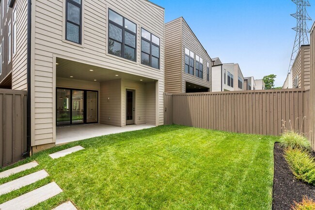 Building Photo - Stunning New Townhome in The Heart of East Nashville