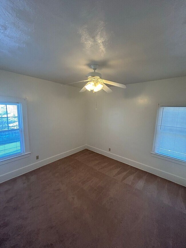 Building Photo - 1439 Vassar Dr