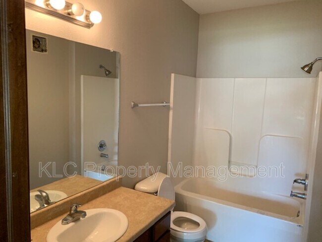 Building Photo - 1825 SW White Birch Cir