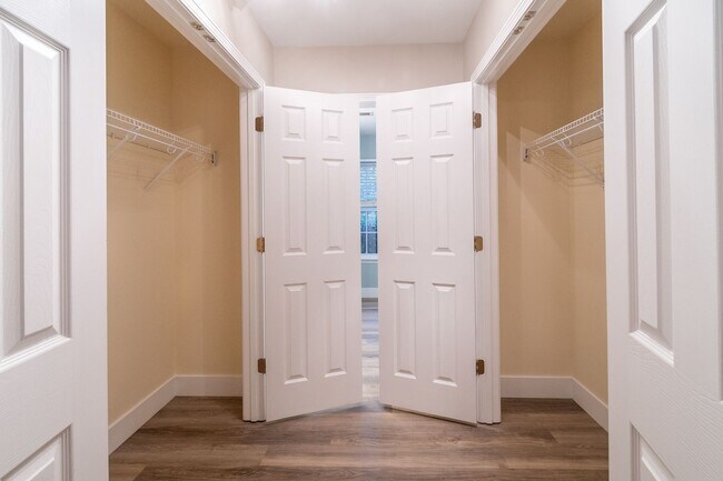 Building Photo - Cozy newly renovated 4 bedroom home on Hic...