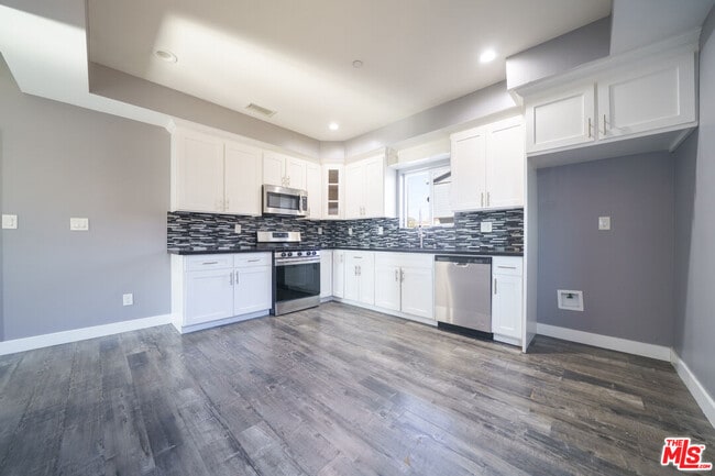 Building Photo - 629 W 83rd St