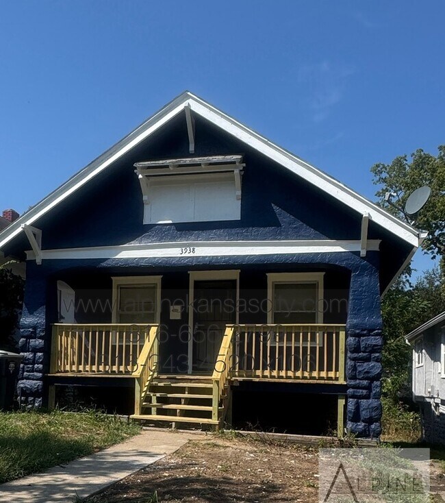 Building Photo - Updated Bungalow Near 39th/71
