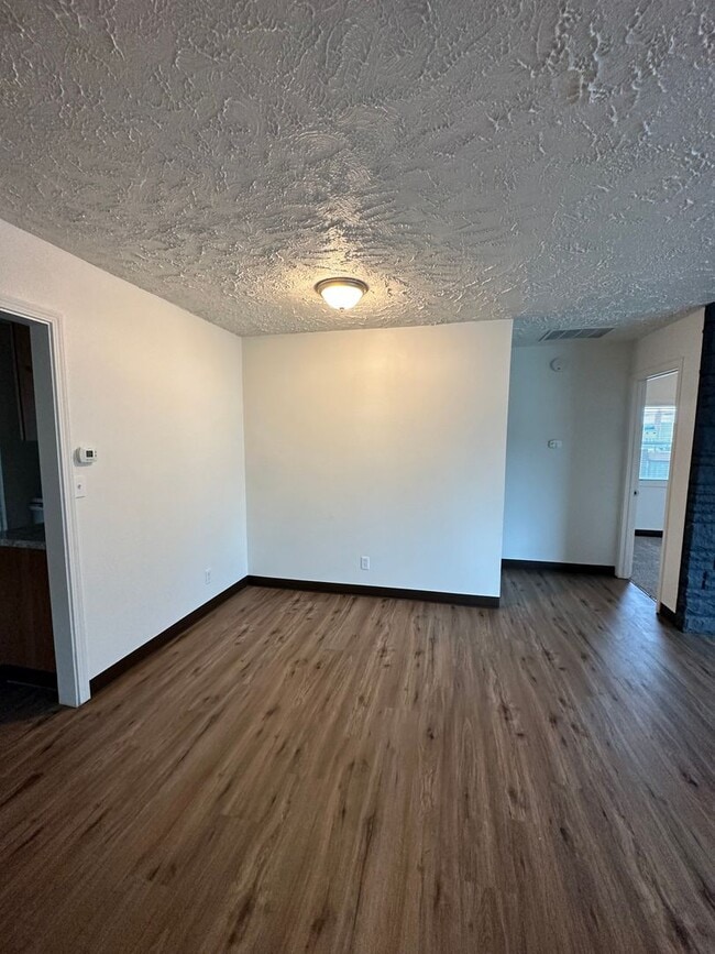 Building Photo - 3 BEDROOM 1 BATH APARTMENT LOCATED IN NORT...