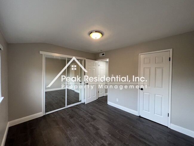 Building Photo - Beautifully Updated 3bd/2ba Home with 2 Car Garage!