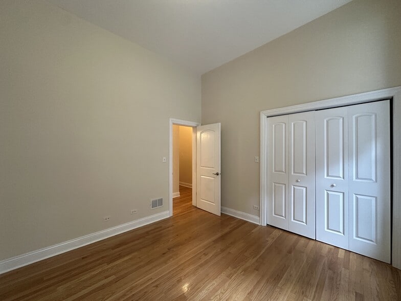 Building Photo - 851 N La Salle Dr