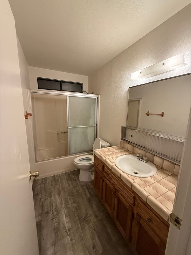 Building Photo - 2 BEDROOM 1 BATH - UPSTAIRS UNIT